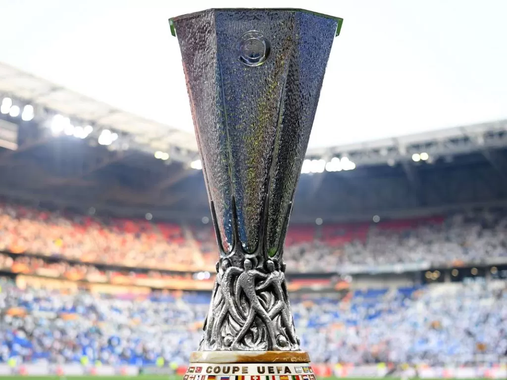 Trofi UEFA Europa League. (goal.com)