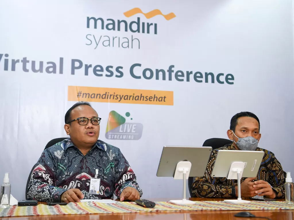 Direktur Information Technology, Operation & Digital Banking Mandiri Syariah Achmad Syafii (kiri) didampingi Senior Executive Vice President Wawan Setiawan (ANTARA FOTO/Hafidz Mubarak A)