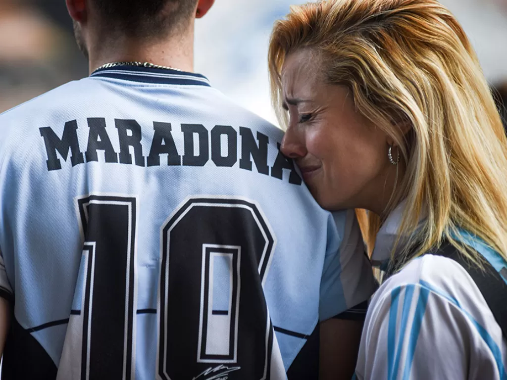 Seorang wanita penggemar Maradona menangis akan kepergian sang legenda. (Photo/Reuters/Martin Villar)
