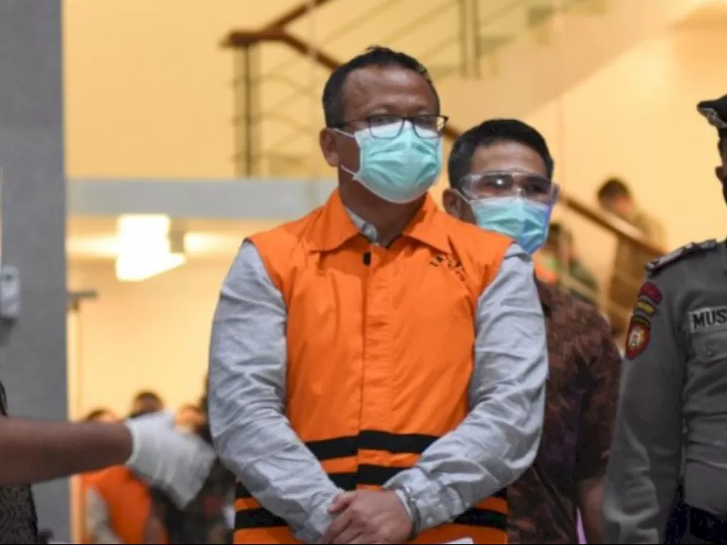 Menteri Kelautan dan Perikanan Edhy Prabowo (tengah) mengenakan baju tahanan seusai diperiksa di Gedung KPK, Jakarta, Rabu (25/11/2020). (ANTARA/Indrianto Eko Suwarso)