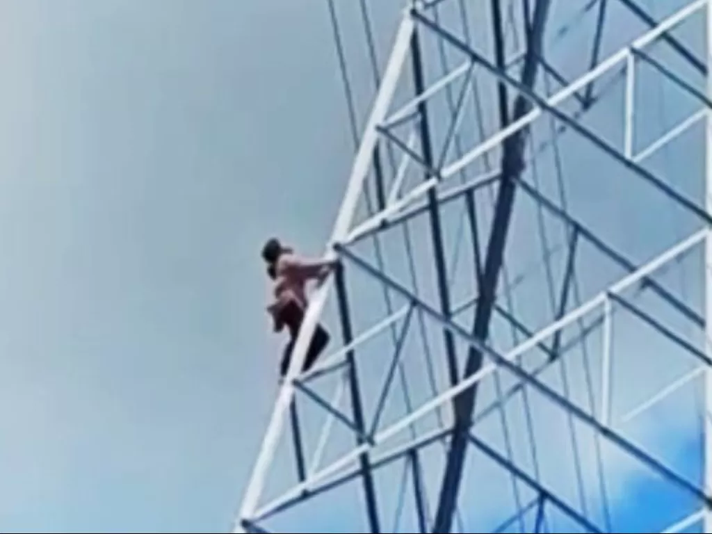 Seorang wanita panjat tiang tower yang cukup tinggi diduga depresi di Medan. (Istimewa)