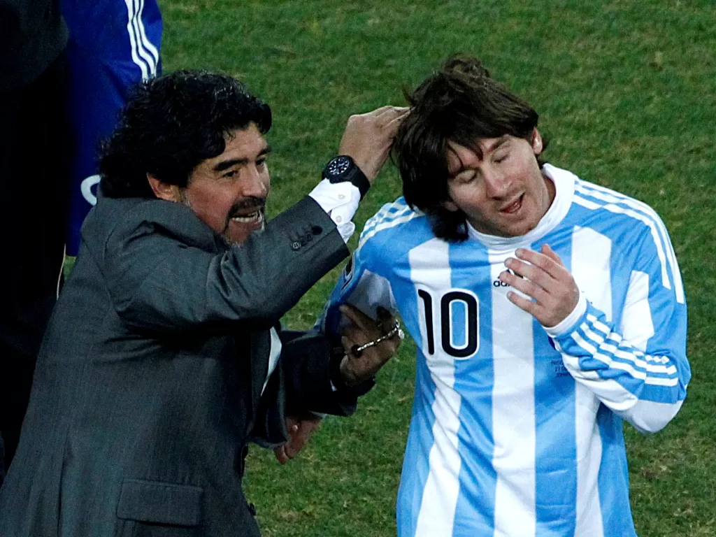 Diego Maradona dan Lionel Messi (REUTERS/David Gray)