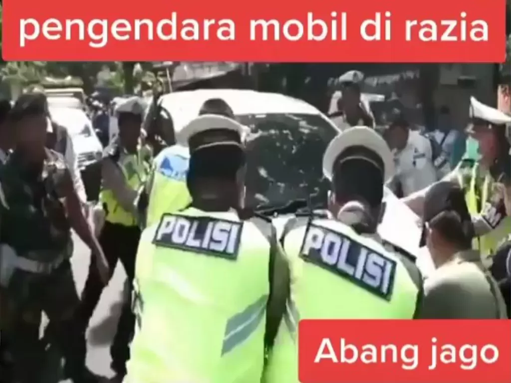 Pengendara Xenia terobos polisi dan TNI yang merazia. (Instagram)