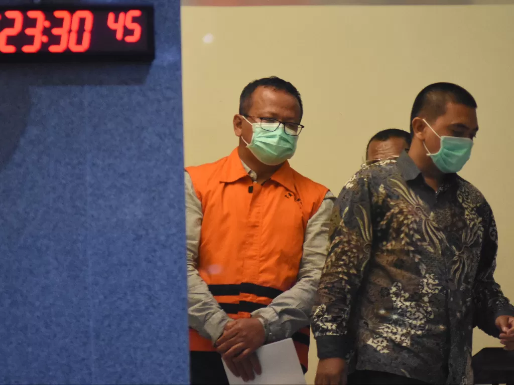 Edhy Prabowo (tengah) mengenakan baju tahanan saat digiring menuju ruang konferensi pers seusai diperiksa di Gedung KPK, Jakarta, Rabu (25/11/2020). (Foto: ANTARA/Indrianto Eko Suwarso)