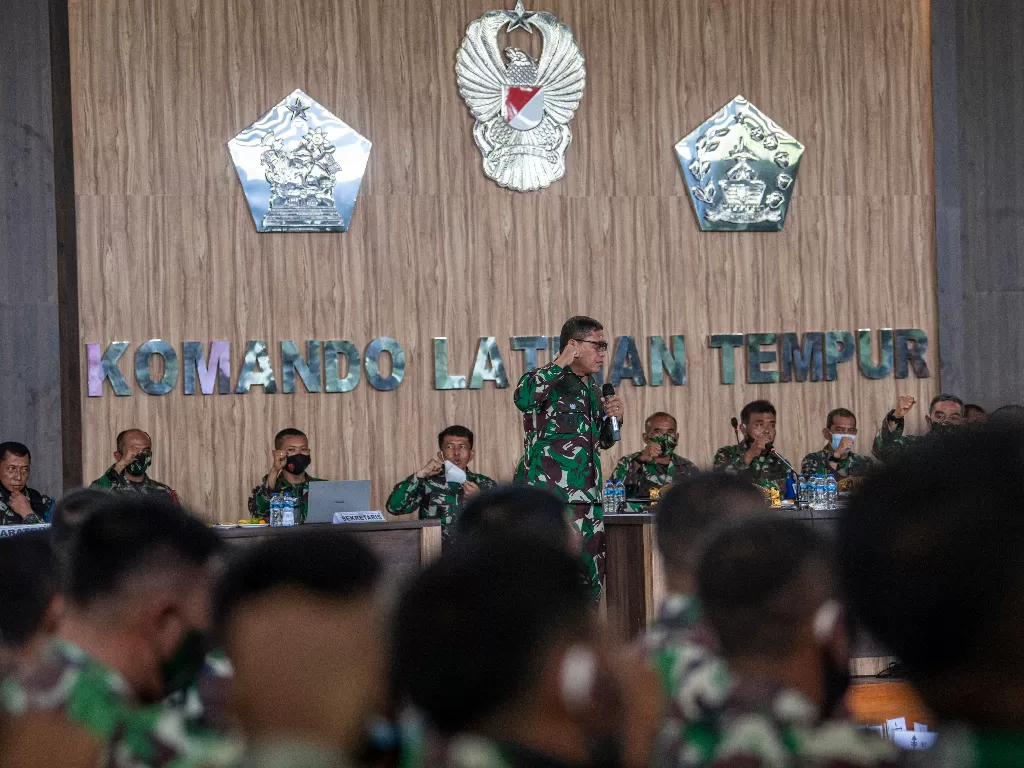 Komandan Kodiklat TNIAD Letnan Jenderal TNI AM Putranto (tengah) memberikan pengarahan (ANTARA FOTO/Nova Wahyudi)
