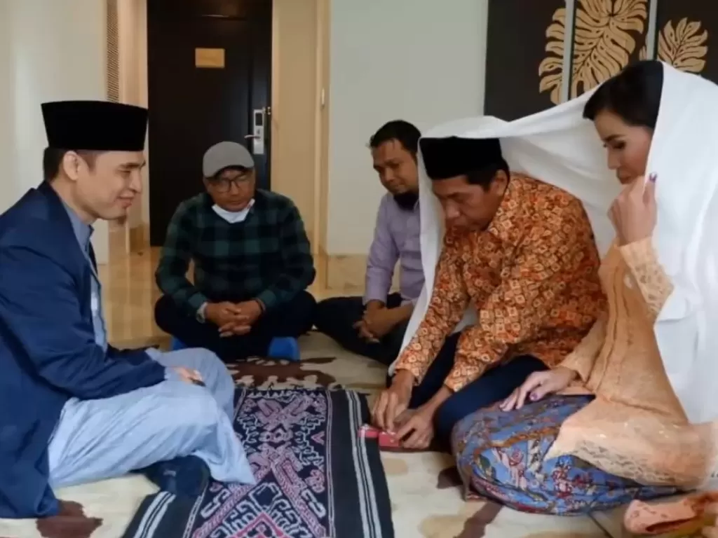 Kiwil menikahi seorang pengusaha asal Kalimantan. (YouTube/beepdo)
