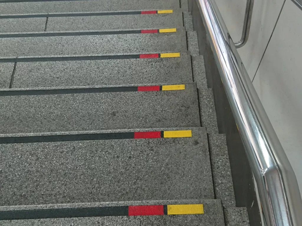 Garis-garis kuning dan merah di tangga umum di Jepang. (photo/Twitter/a0s4u0k2a1)