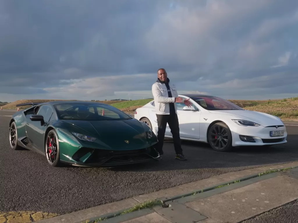 Lamborghini Huracan Performante dan Tesla Model S Performance (photo/YouTube/AutoTrader)