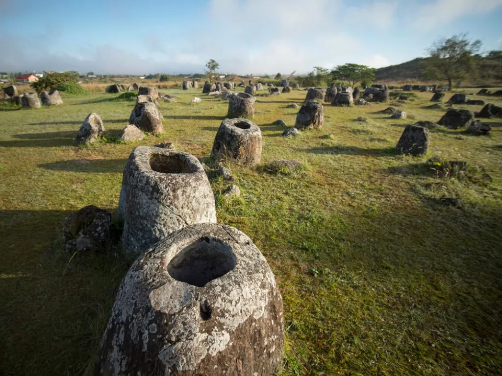 Plain of Jars, Situs Guci Megalitik . (Atlasobscura/Depositphotos.com)