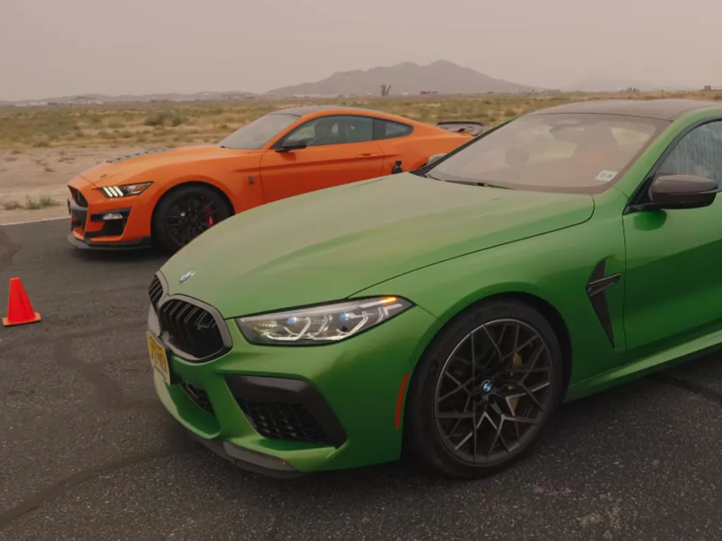 Tampilan mobil Ford Mustang Shelby GT500 dan BMW M8 Competition (photo/YouTube/Edmunds)