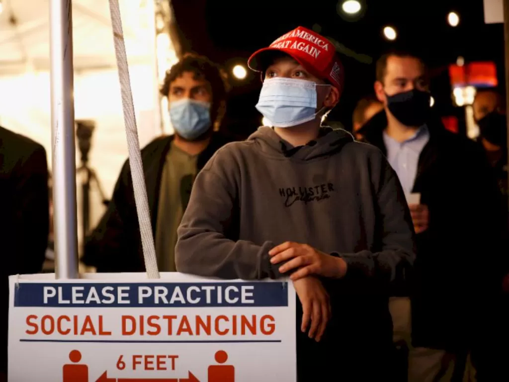 Ilustrasi penduduk New York memakai masker dan menjaga jarak. (REUTERS/Andrew Kelly).
