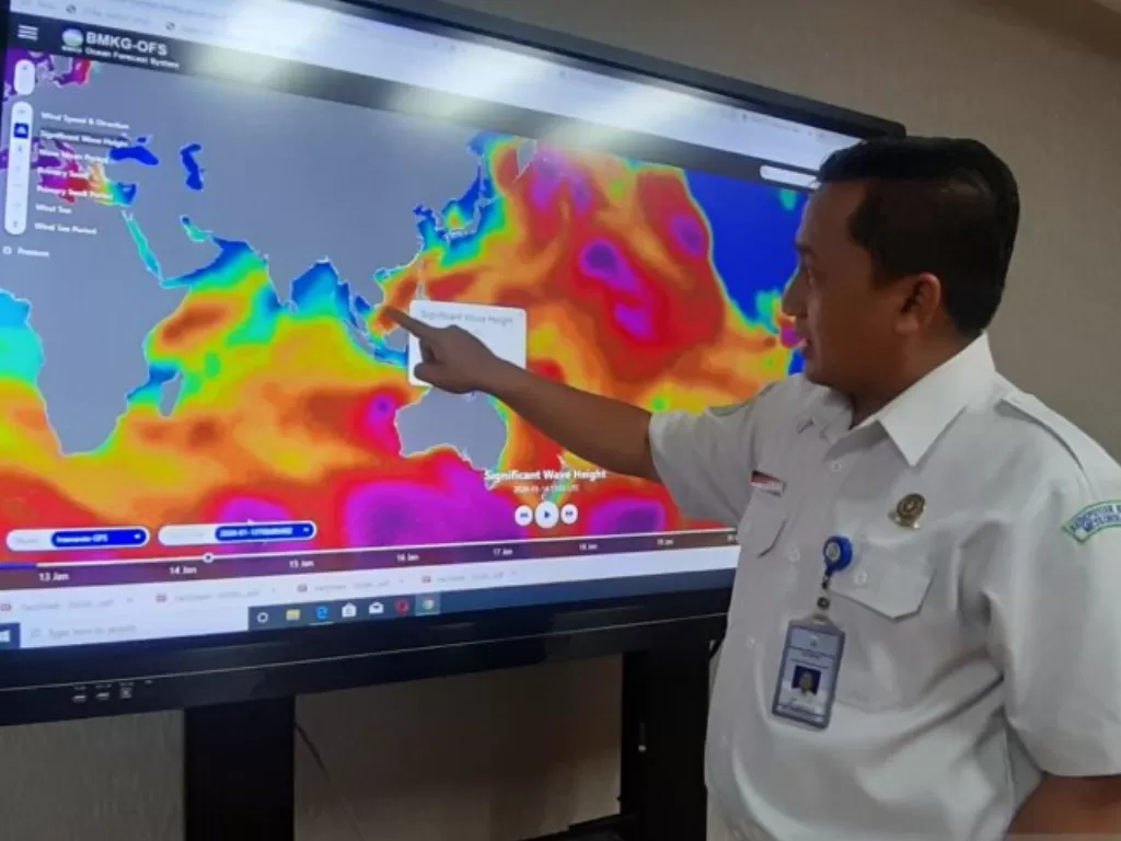 Ilustrasi pegawai BMKG menunjukkan prakiraan cuaca di sebuah layar di Kantor BMKG. (ANTARA/Katriana)