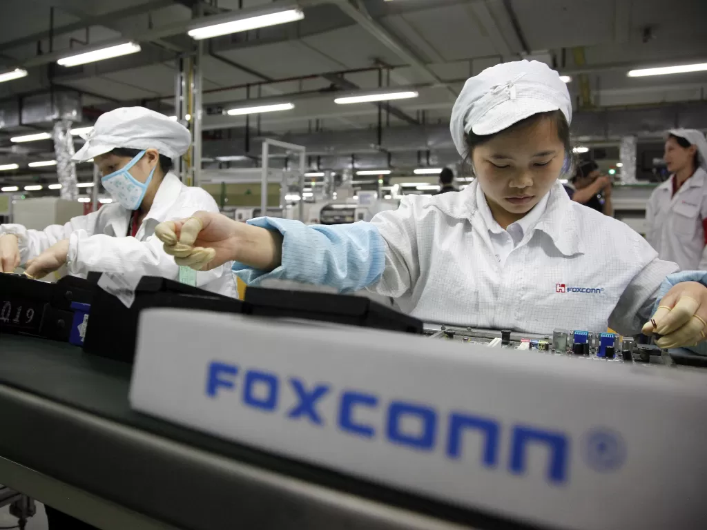 Dua pekerja di tempat perakitan iPhone yaitu Foxconn di Tiongkok (photo/REUTERS)