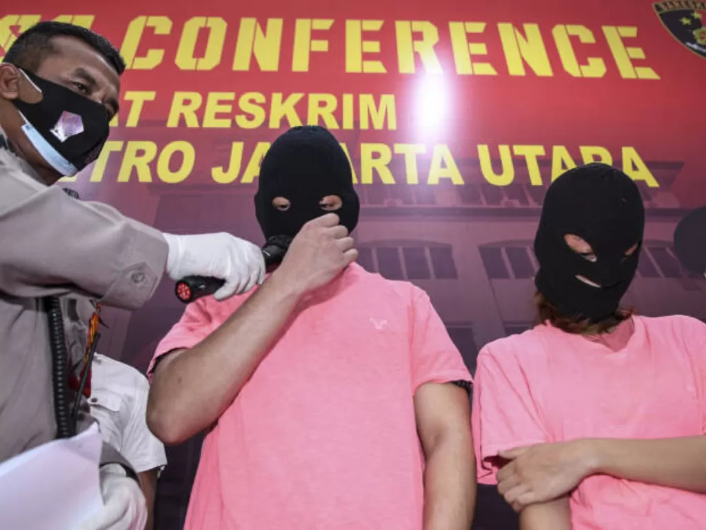 Tersangka di kasus prostitusi online Jakarta Utara. (ANTARA FOTO/M Risyal Hidayat).