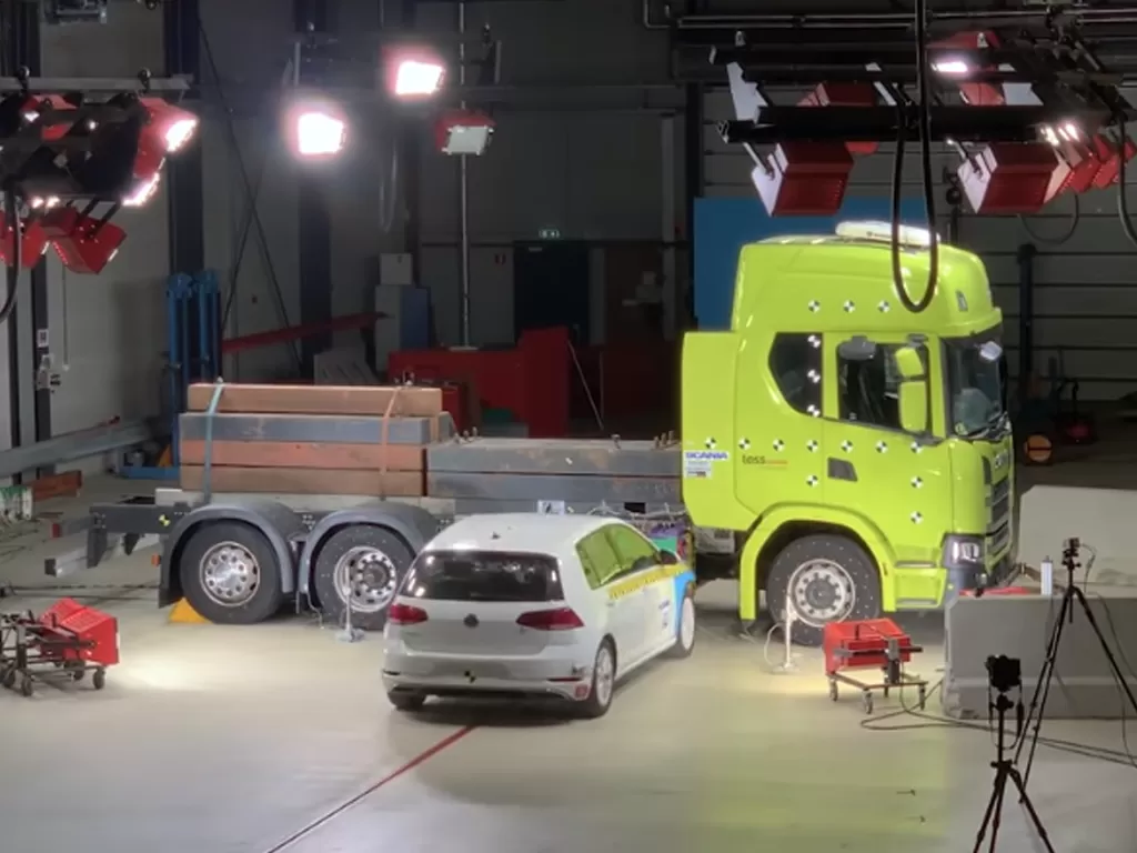 Mobil Volkswagen Golf saat ditabrakkan ke sebuah truk (photo/YouTube/Scania Group)