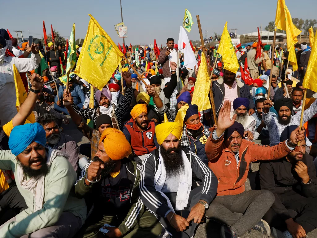 Para petani memprotes tagihan pertanian yang baru disahkan di perbatasan Singhu dekat Delhi (REUTERS/Danish Siddiqui)