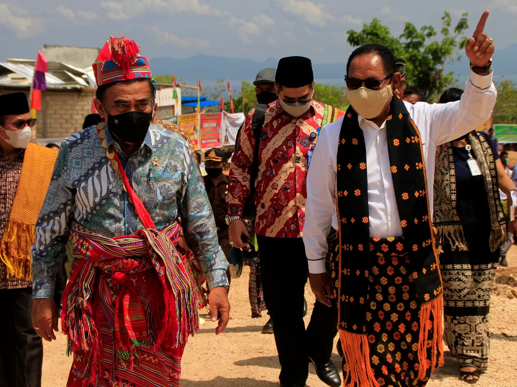 Menteri Agama Fachrul Razi (kiri) berbicang dengan Wagub NTT Josef Nae Soi (ANTARA FOTO/Kornelis Kaha)