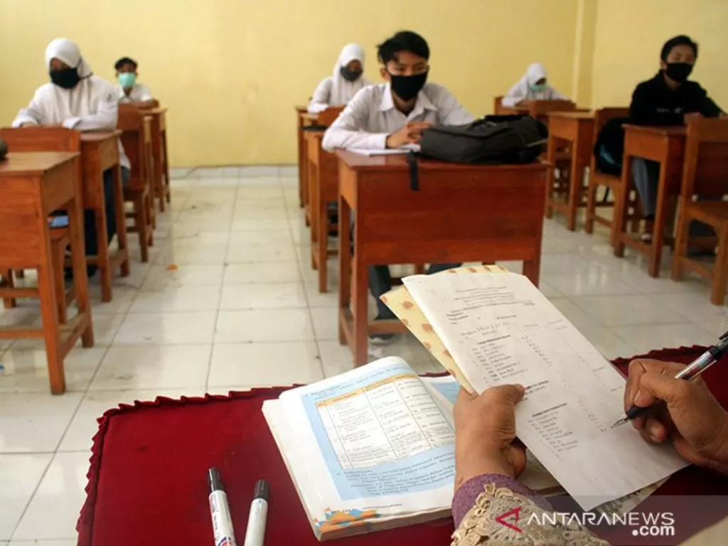 Seorang guru menerangkan materi pelajaran saat kegiatan belajar mengajar secara tatap muka di SMK Muhammadiyah 5 Tello Baru, Makassar, Sulawesi Selatan, Selasa (17/11/2020). (photo/ANTARA FOTO/Arnas Padda/yu)
