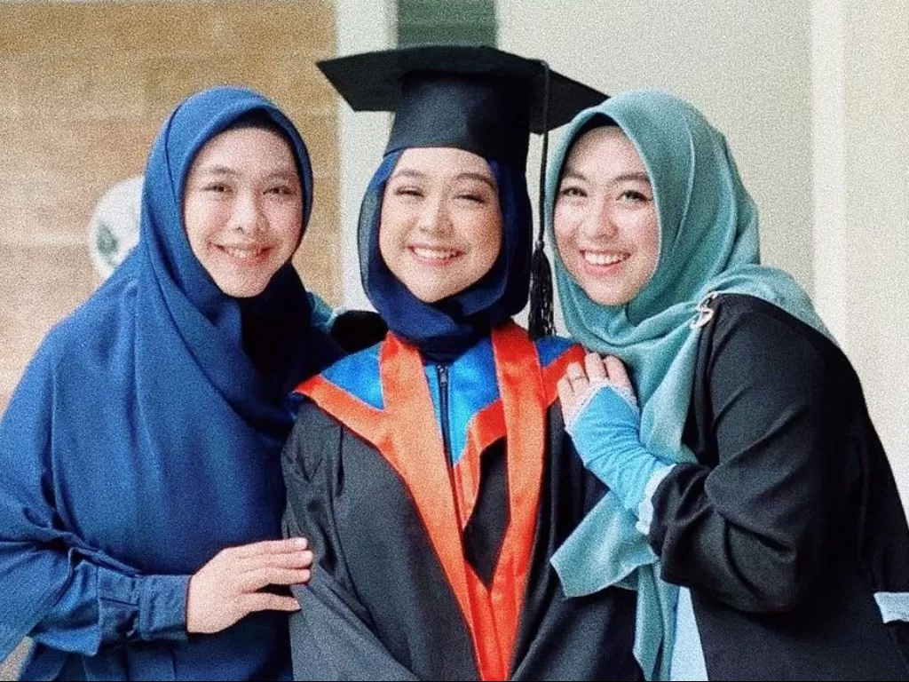 Ria ricis saat berfoto bersama keluarga saat lulus kuliah. (photo/Instagram/@riaricis1795)
