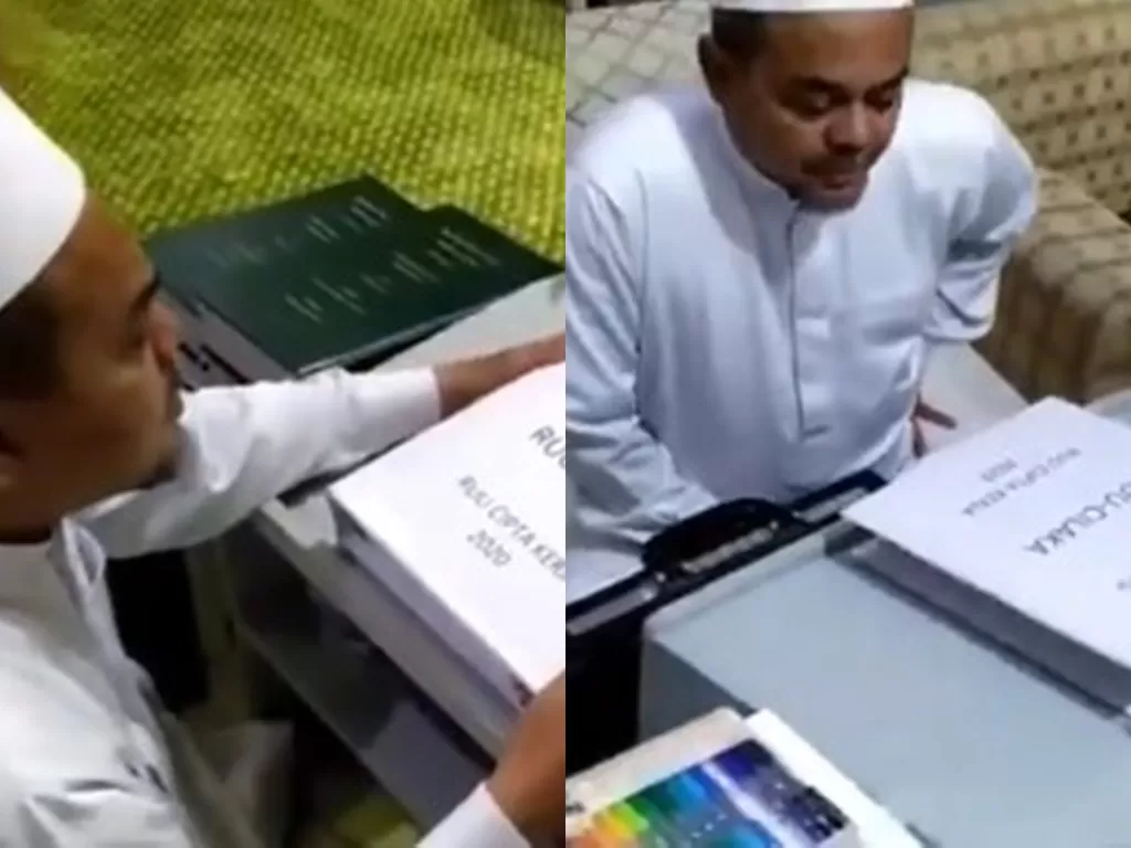 Cuplikan video diduga Rizieq Shihab sedang membaca naskah UU Cipta Kerja. (Twitter Kabar FPI)