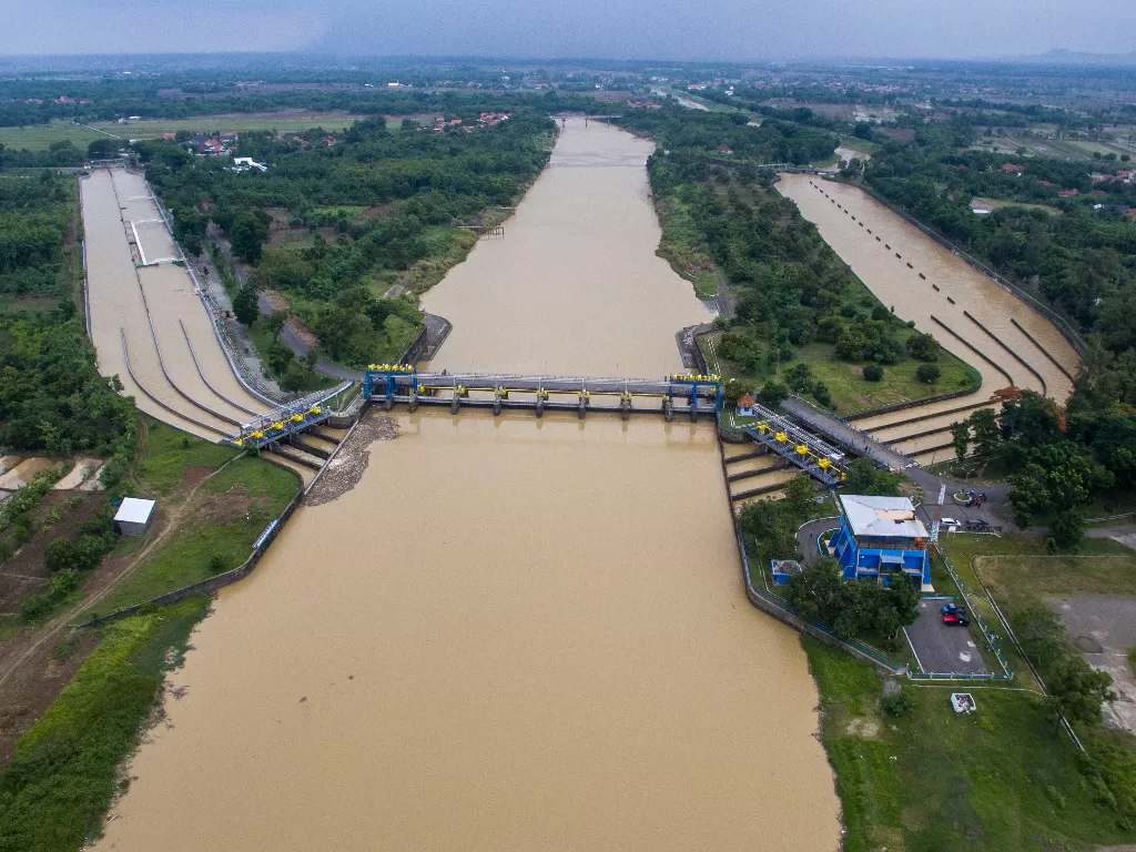 Foto udara aliran Sungai Cimanuk Bendung Rengang dari saluran irigasi pemanfaatan Bendungan Jatigede di Kabupaten Majalengka, Jawa Barat, Jumat (27/11/2020). ANTARA FOTO/Adeng Bustomi