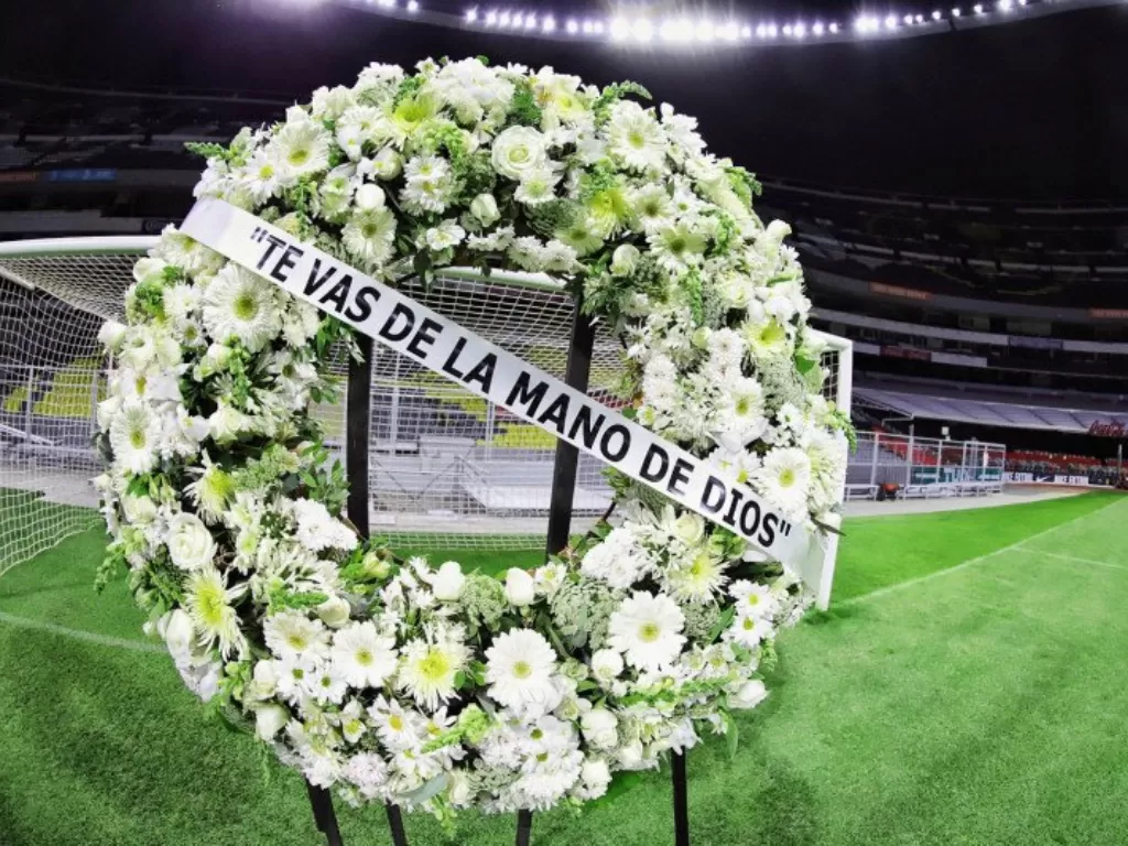 Karangan bunga diletakkan dekat gawang dimana Maradona mencetak gol pada Piala Dunia 1986, untuk mengenang mendiang legenda. (REUTERS/Estadio Azteca / Televisa)