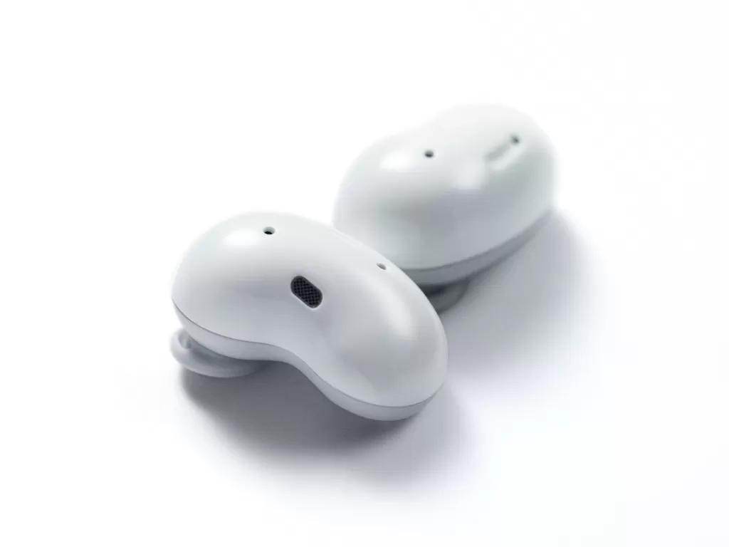 Tampilan earbuds wireless Samsung Galaxy Buds Live berwarna putih (photo/TechCrunch)