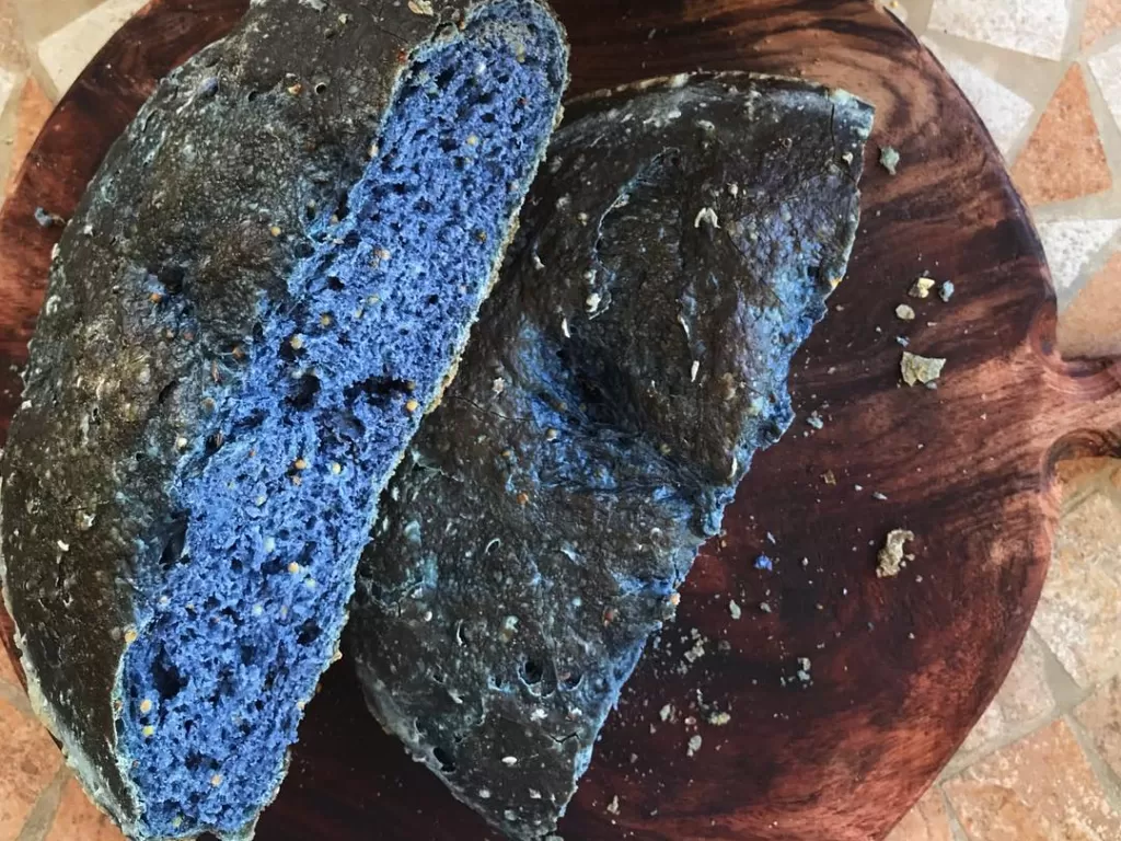 Roti berwarna biru dengan jenipapo. (Instagram/oquetemnoseuprato)