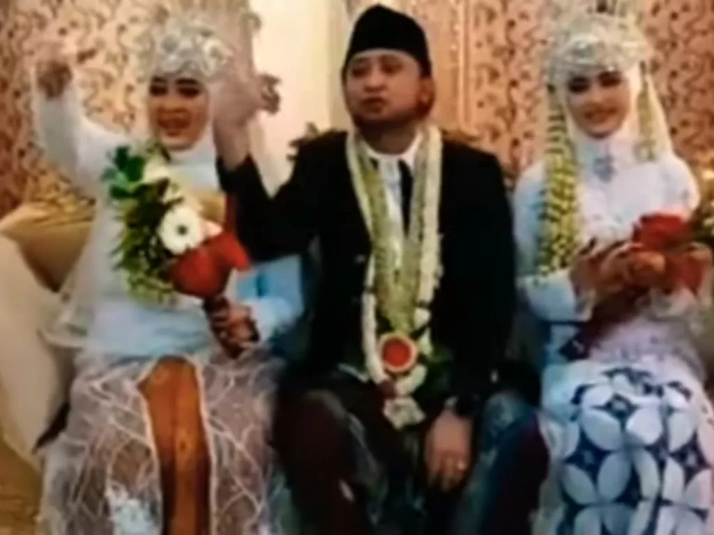 Pria Madura nikahi dua wanita cantik sekaligus. (YouTube)
