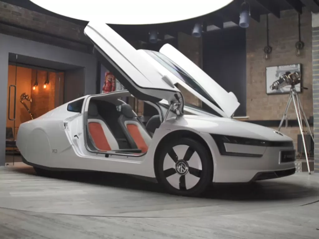 Tampilan mobil Volkswagen XL1 dengan desain yang futuristik (photo/YouTube/Mr JWW)