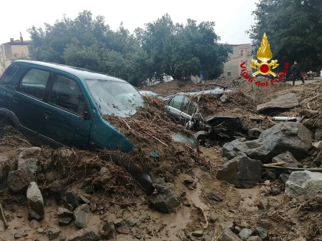 Mobil terlihat dipenuhi puing-puing setelah banjir bandang di kota Bitti (REUTERS/Vigili del Fuoco)