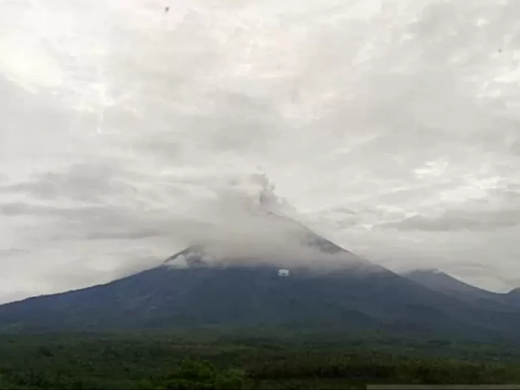 Gunung Semeru terpantau dari Pos Pengamatan Gunung Api Semeru di Gunung Sawur, Kabupaten Lumajang. (PhotoANTARA/HO-PPGA Semeru)