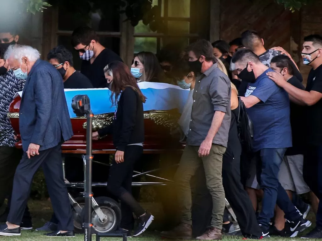Teman dan keluarga membawa peti jenazah legenda sepakbola Diego Armando Maradona, di pemakaman di Buenos Aires, Argentina, Kamis (26/11/2020). (ANTARA/REUTERS/Agustin Marcarian)