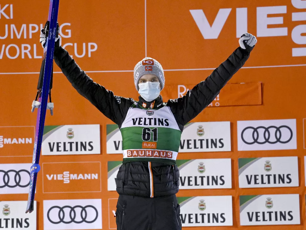 Halvor Egner Granerud dari Norwegia merayakan kemenangan di podium setelah memenangkan kompetisi ski jumping HS142 Lehtikuva (REUTERS/Emmi Korhonen)