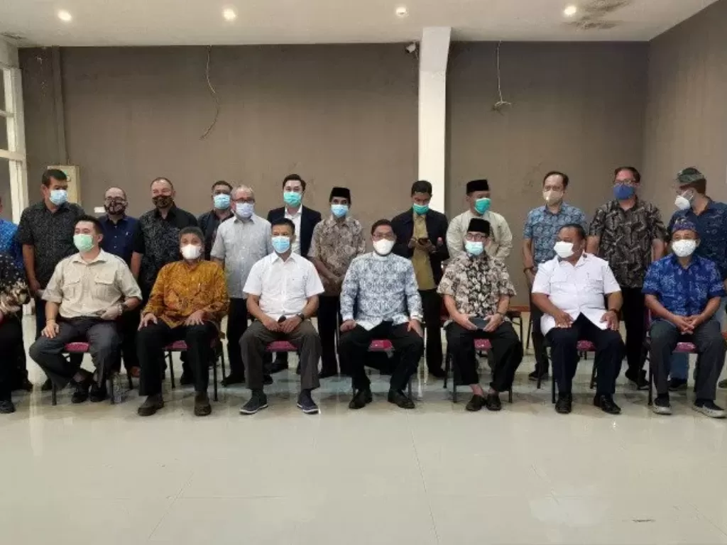 Para tokoh agama Sulawesi Tengah foto bersama sebelum menyampaikan pernyataan sikap terkait kejadian kekerasan di Sigi, di Palu, Senin (30/11/2020). (Photo/ANTARA/Sulapto Sali)
