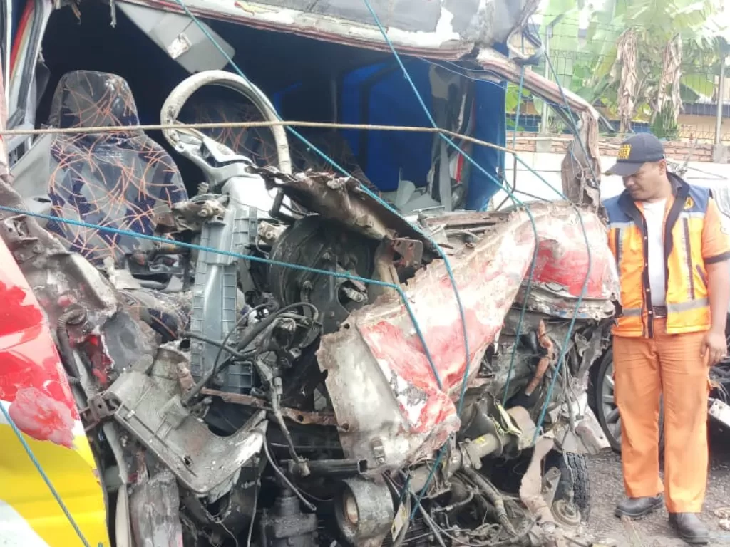 Kondisi salah satu kendaraan yang terlibat kecelakaan di Tol Cipali, Purwakarta, Jawa Barat, Senin (30/11/2020). (Dokumentasi Istimewa)