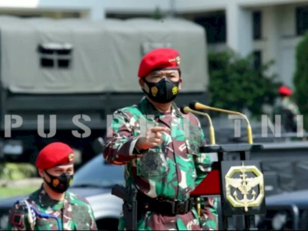 Panglima TNI Marsekal TNI Hadi Tjahjanto saat melakukan inspeksi mendadak ke Markas Komando Pasukan Khusus TNI AD Cijantung, Jakarta Timur. (ANTARA/HO/Puspen TNI)