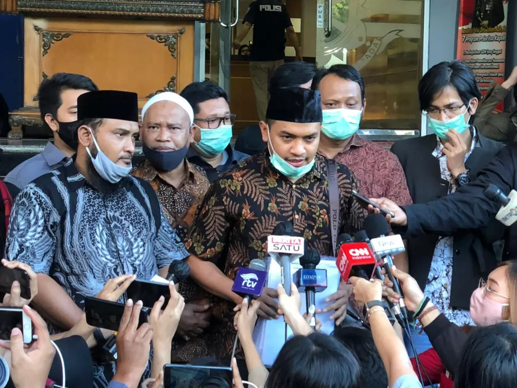 Kuasa Hukum Habib Rizieq Shihab, Aziz Yanuar di Polda Metro Jaya, Jakarta. (INDOZONE/Samsudhuha Wildansyah)