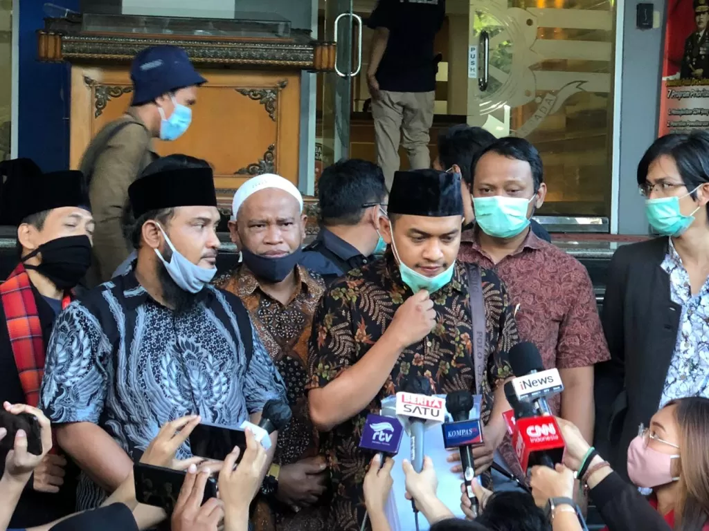 Kuasa Hukum Habib Rizieq Shihab, Aziz Yanuar di Polda Metro Jaya, Jakarta, Selasa (1/12/2020). (INDOZONE/Samsudhuha Wildansyah)