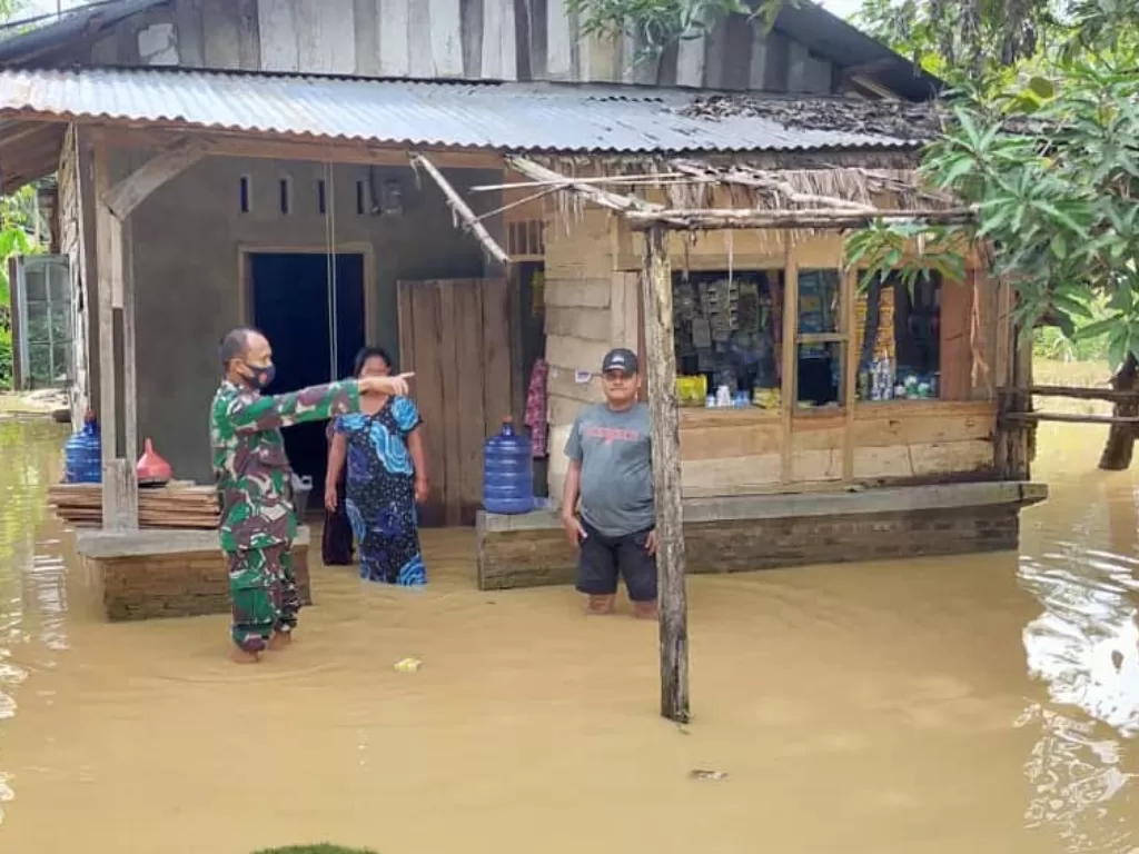 Rumah warga yang terendam banjir di Desa Adian Torop, Kecamatan Aek Natas, Labuhanbatu Utara, Selasa (1/12). (Instagram/laburaku)
