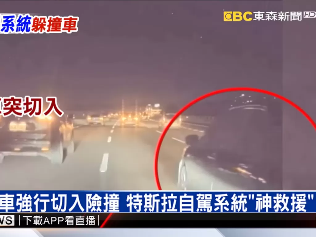 Momen mobil Tesla berhasil menghindari kecelakaan (photo/YouTube/Dongsen News CH51)