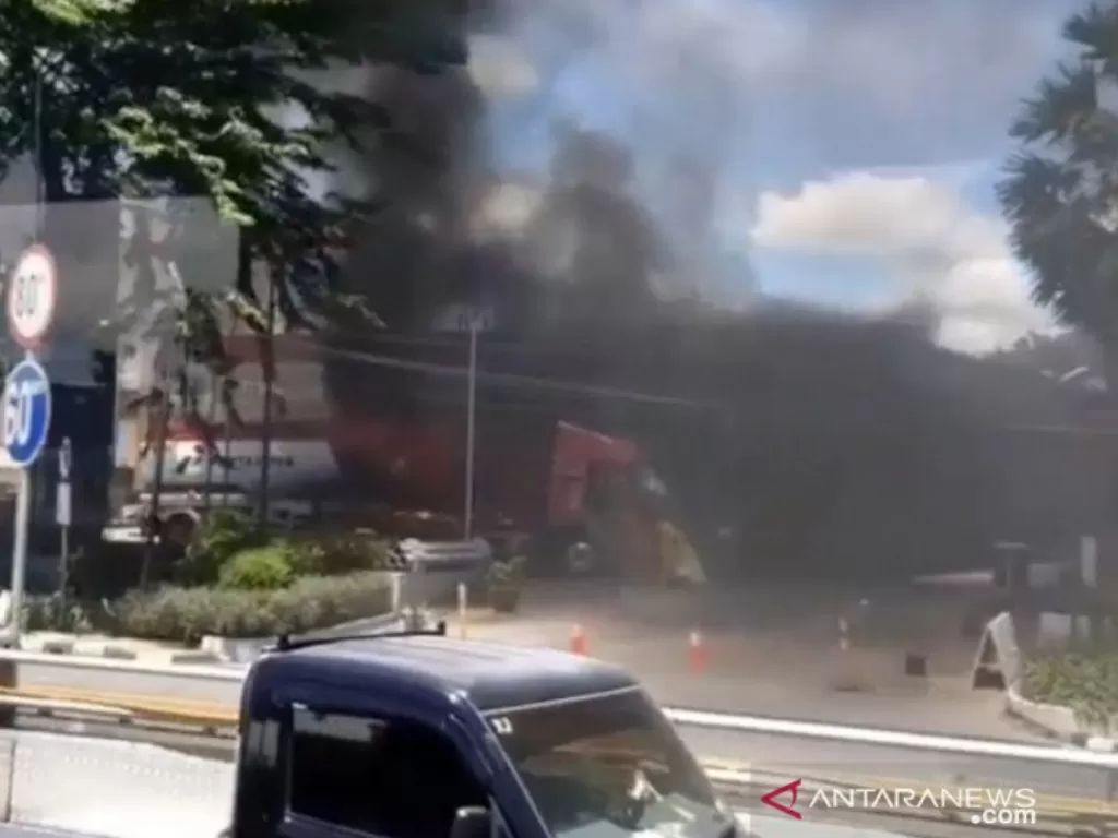 Tangkapan layar dari kepulan asap hitam di sekitar SPBU MT Haryono, Jakarta Selatan. Saksi mengemukakan terjadi kebakaran truk tangki di lokasi kejadian, Selasa (1/12/2020). (ANTARA/HO-akun media sosial @lensa71).