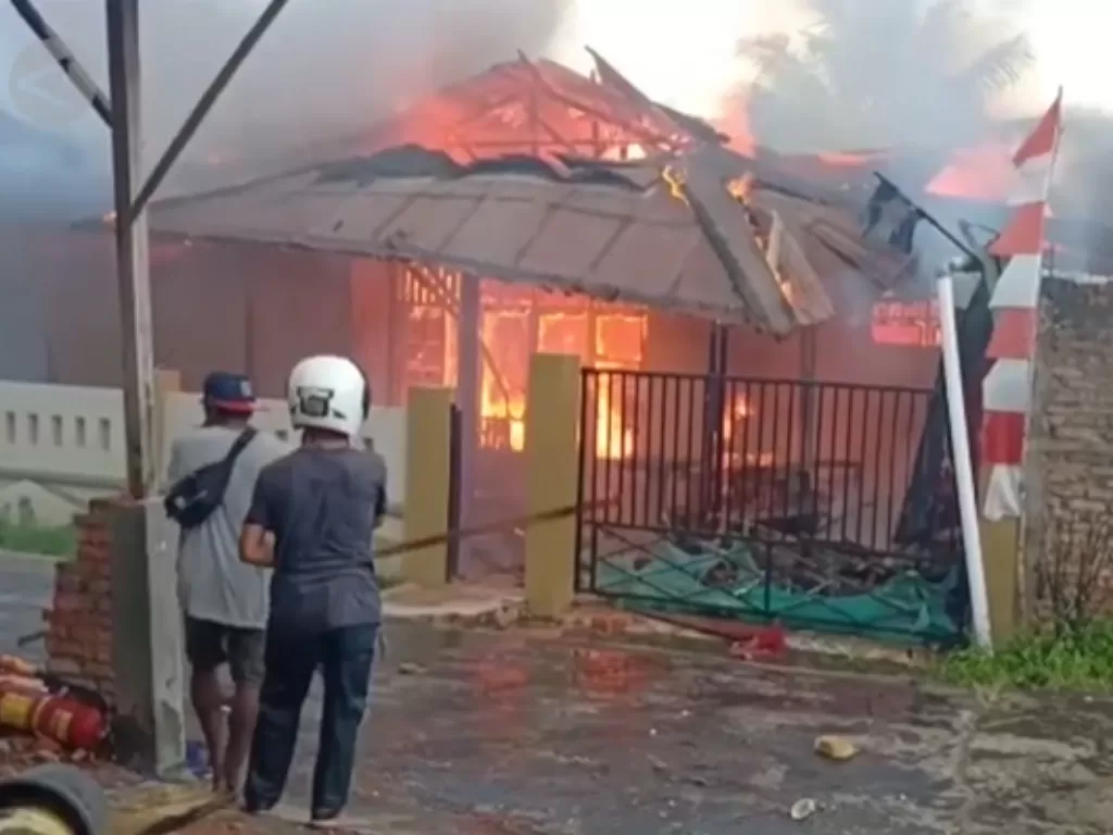 Rumah cabup Boven Digoel Chaerul Anwar dibakar. (Antaranews)