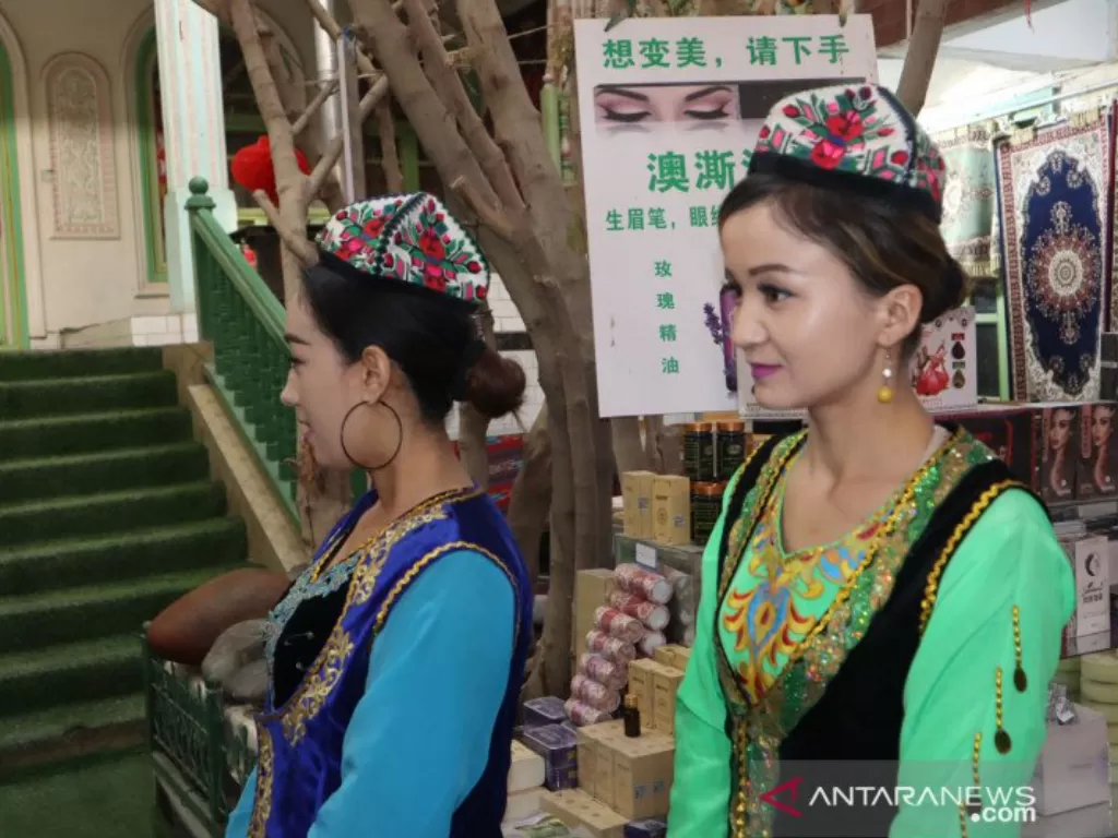 Ilustrasi - Para gadis beretnis Uighur berjaga di toko suvenir tradisional khas Xinjiang di Kota Kashgar, Daerah Otonomi Xinjiang, China. (ANTARA/M. Irfan Ilmie)