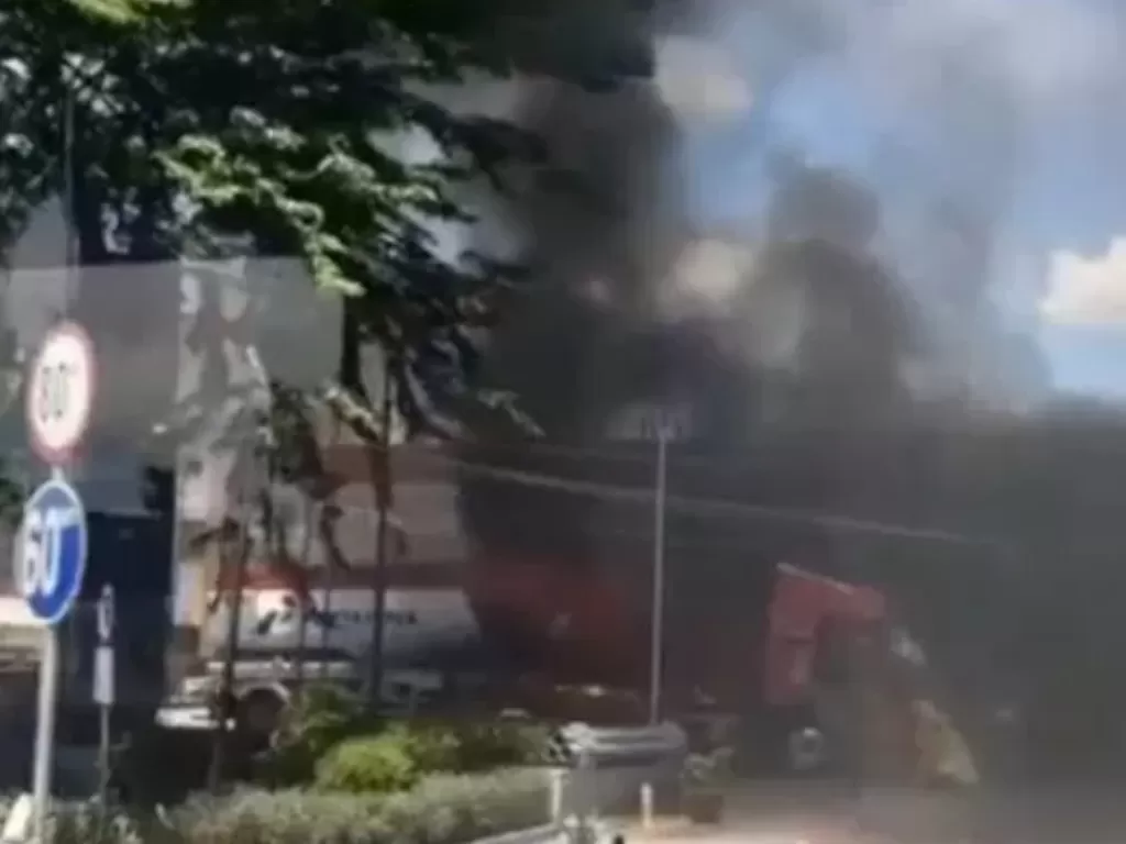 Truk tangki terbakar keluarkan kepulan asap (Foto: Antara)