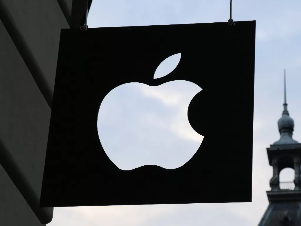 Tampilan logo Apple di Apple Store Amsterdam, Belanda (photo/Unsplash/Medhat Dawoud)