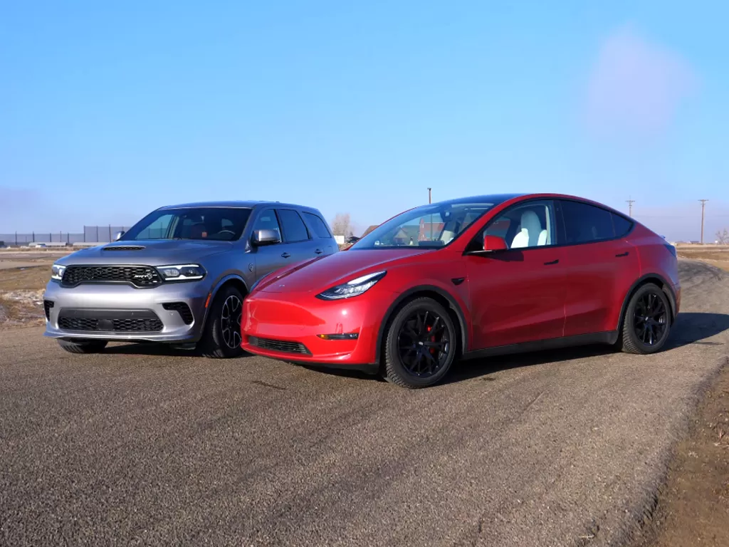 Mobil Tesla Model Y Performance dan Dodge Durango Hellcat (photo/YouTube/The Fast Lane Car)