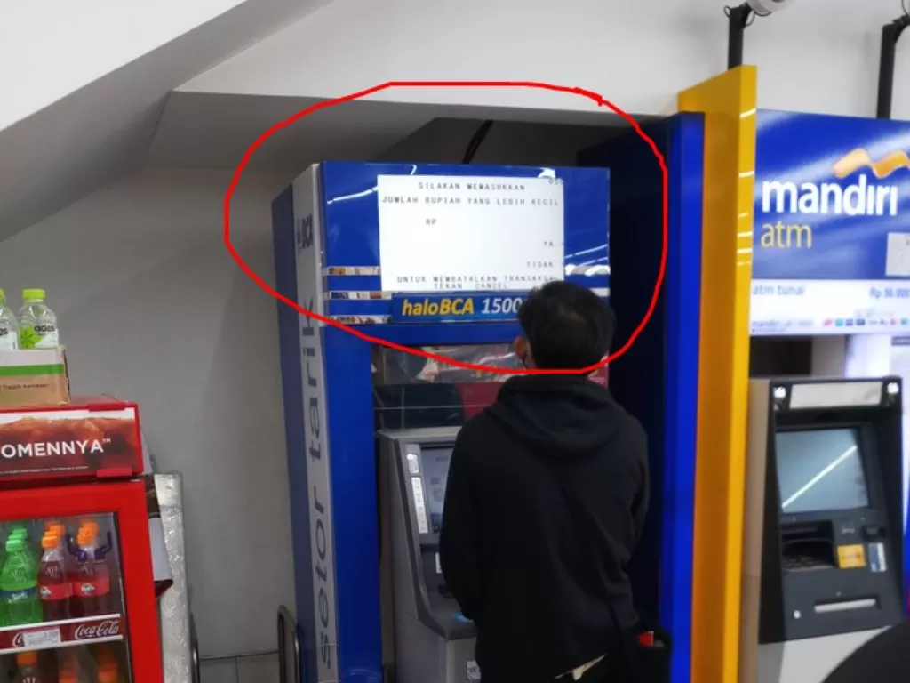Viral layar ATM di atas mesin ATM (Twitter/Gowesssyuk)