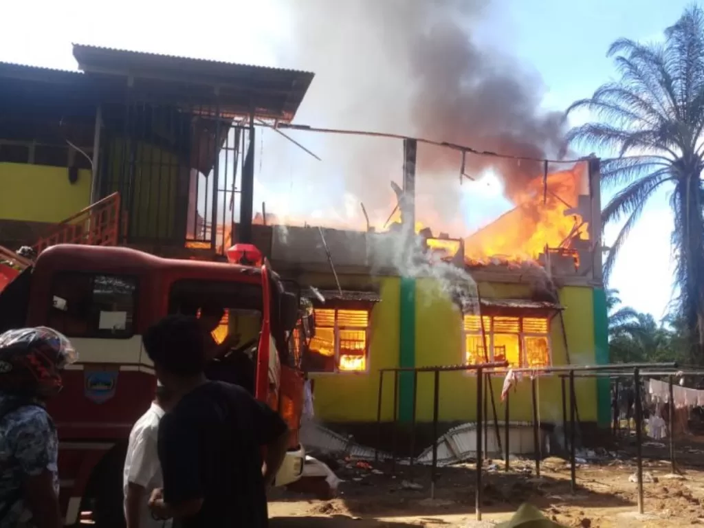 Sejumlah asrama SMP IT Darul Hikmah Simpang Tiga Kecamatan Luhak Nan Duo Kabupaten Pasaman Barat hangus terbakar, Rabu (2/12) pagi.