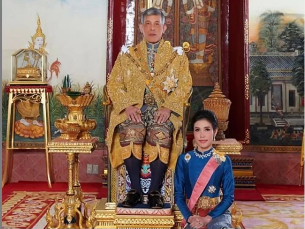 Kontroversi Raja Thailand, Raja Maha Vajiralongkorn dan selirnya Sineenat Koi Wongvajirapakdi. (Instagram/@sinneenat2528).